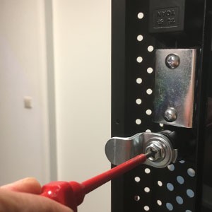 Installation af serverskabsdør eller vægskabsdør
