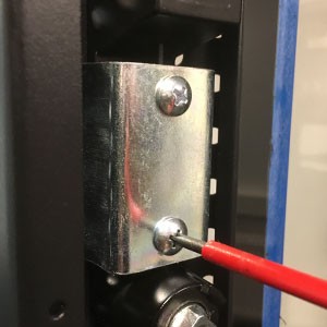 Juster åbningsretningen for serverskabsdøren