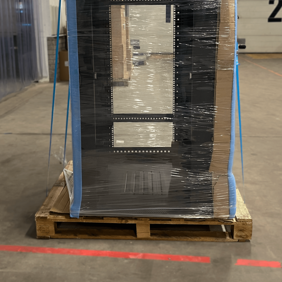 Serverskab til palleforsendelse