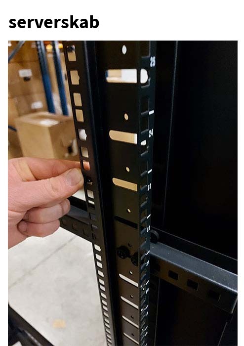 Installer serverskabshylde