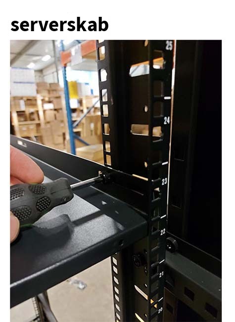 Montering af serverskabshylde i trin